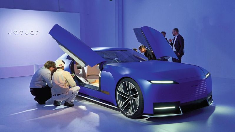 JLR hat im Münchener Haus der Kunst die Studie „Jaguar 00“ erstmals in Deutschland präsentiert.(Bild:  JLR)