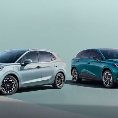 In Großbritannien feiern der überarbeitete MG4 und der neue MG4 Urban (links im Bild) ihren Einstand. (Bild: MG Motor UK)