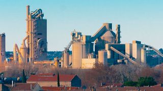 Selbstlernende KI-Lösungen decken auch in komplexen Verfahren der Prozessindustrie die verwobenen Einflussfaktoren auf. (Bild: gemeinfrei)