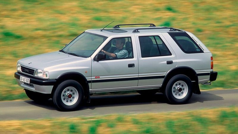 Unter dem Namen Opel Frontera bot General Motors auf einigen westeuropäischen Märkten von Herbst 1991 bis Sommer 2003 einen Geländewagen an, der zunächst von der IBC Vehicles in Luton hergestellt wurde. Die zweite Generation produzierte Vauxhall in seinem eigenen Werk bei Ellesmere Port. Der Frontera ist eine Variante des fünftürigen Isuzu Wizard und in der kurzen dreitürigen Version „Sport“ des Isuzu MU. In Australien wurden sie von Holden als Holden Frontera und in Großbritannien als Vauxhall Frontera bis Anfang 2004 angeboten. In Nordamerika wurde der Wizard als Honda Passport vermarktet. (Bild: Opel AG)