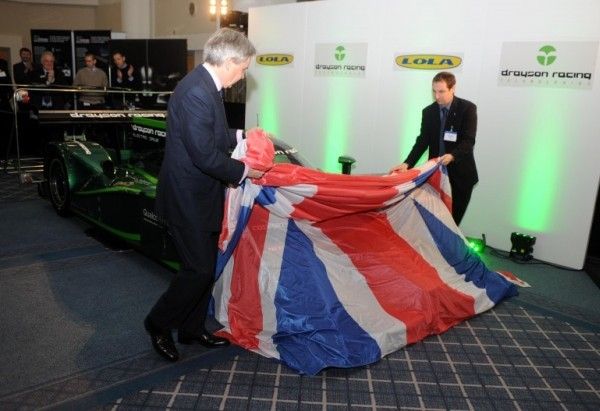 Lord Paul Drayson enthüllt den Elektroflitzer Lola-Drayson B12/69EV auf der britischen Low Carbon Racing Conference 2012 (Bild: Drayson Racing Technologies)