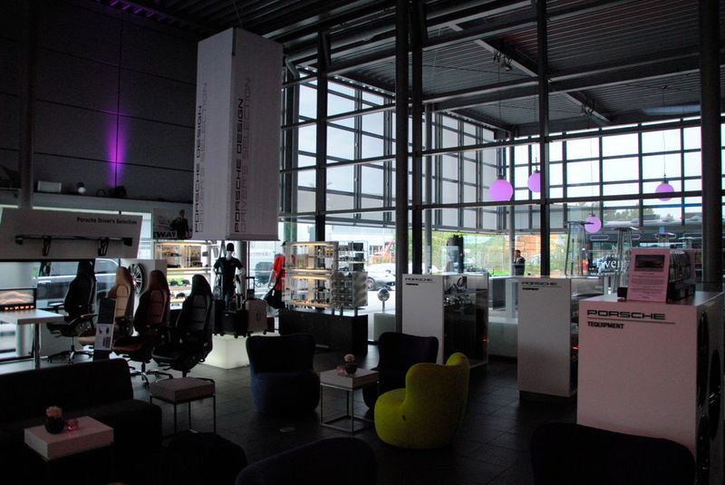Der Lounge-Bereich inklusive Porsche-Design- und Tequipment-Shop. (Uhl/»kfz-betrieb«)
