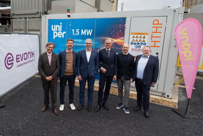 Von links nach rechts: Dr. Frank Dudda, OB Herne, Matthias Ohl, CEO Fernwärmegeschäft Iqony, Dr. Holger Kreetz, Chief Operating Officer Uniper, Heiko Mennerich, Leiter Next Generation Technologies Evonik, Arne Hauner, Director Innovation Uniper, Dr. Rainer Stahl, Standort-Leiter Evonik Herne (Bild: Evonik Industries)