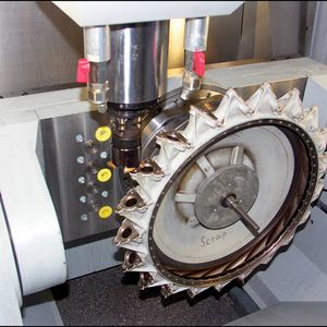 Bild 1: Die aufgespritzte Ni-Schicht am Niederdruckverteiler bringt ein als Messerkopf eingesetzter Nutfräser auf Maß. Mit ihm kann auch der Übergang von der Dichtfläche zum nächsten Auslasskanal geradlinig gefräst werden.