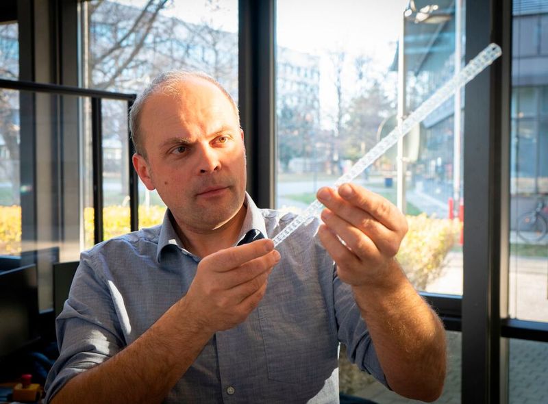 Solche Fachwerkstäbe könnten die Spezialität des neuen 3D-Druck-Verfahrens werden. Prof. Dr. Markus Pietras, Leiter des Masterstudiengangs Luft- und Raumfahrttechnik, hat diese Leichtbaustruktur schon im Labor additiv gefertigt. (Bild: Mark Pfeiffer)