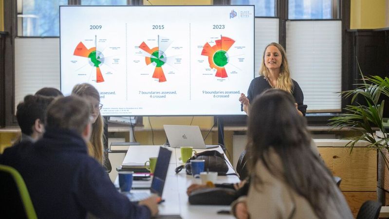 Annemarie Bloch, Wissenschaftliche Mitarbeiterin an der Universität Duisburg-Essen, erprobt zusammen mit Studenten des Masterstudiengangs Sustainable Innopreneurship neue Gründungskonzepte. (Bild:  UDE/Alexandra Roth)
