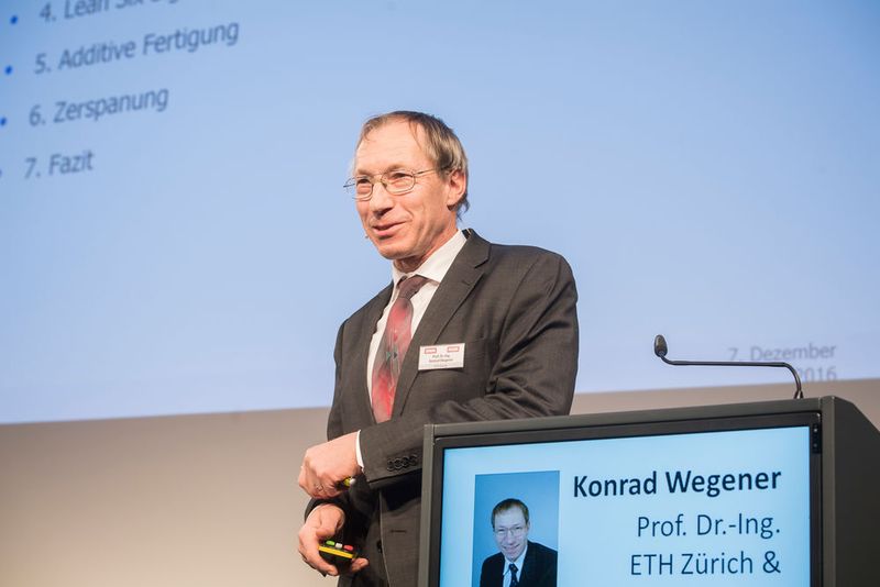 Prof. Dr. Wegener, ETH Zürich bei seinen Ausführungn über optimierte Fertigungsstrategien. (Thomas Entzeroth)