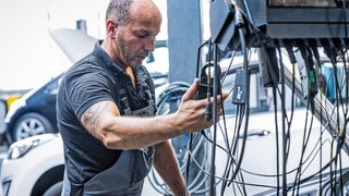 Wenn Werkstätten Autos prüfen oder warten, sind sie heute auf die Fahrzeugdaten und elektronischen Zugang zum Fahrzeug angewiesen. (Bild: Heike Wippermann)