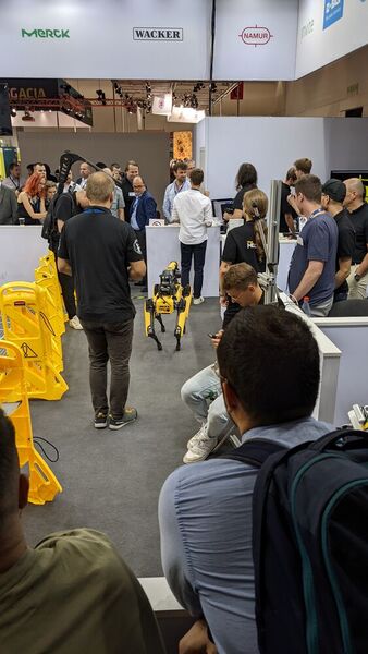 Kollege Roboter hilft gerne in der Anlage. (Bild: Ernhofer/PROCESS)