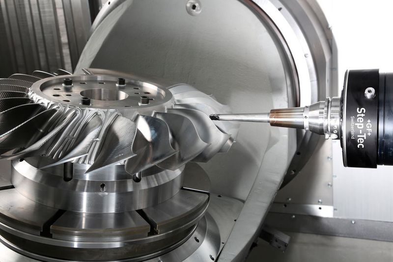Die schlanke HPC240 ist geeignet für lange Werkzeuge um tiefe Taschen solcher und ähnlicher Turbinenräder zu fräsen. (Step-Tec)