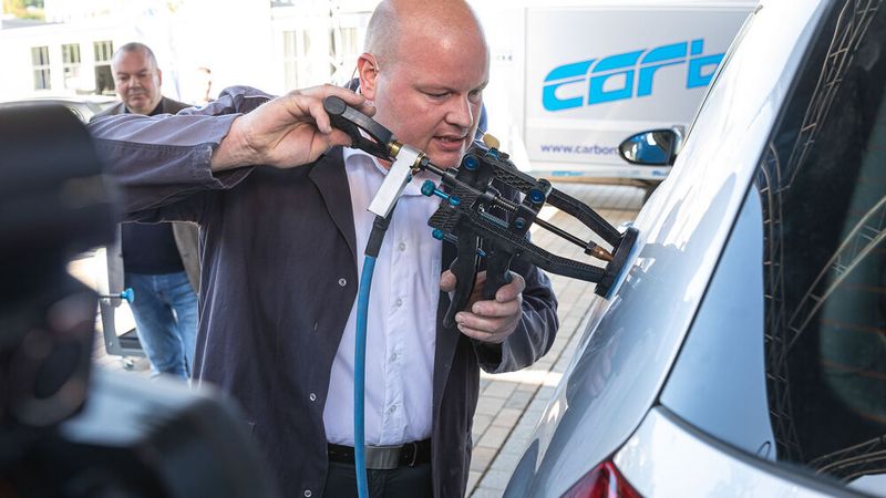 Ralf Rathmann rückte den Dellen zu Leibe: Nach der Klebetechnik folgte die Kleinarbeit mittels Easy-Puller. (Bild: Stefan Bausewein)