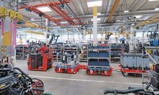 Neue LT-M- und LT-W-Rahmen sind zusammen mit dem Schlepper Linde P60 C im Indoor-Bereich besonders leicht und wendig zu handhaben.(Bild:  Linde-MH)