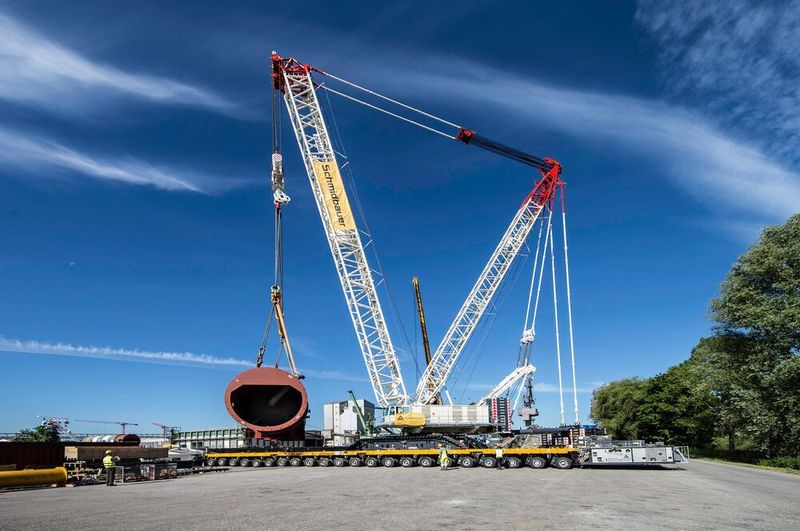 Noch ein Kelheim-Schnappschuss vom Transport der 600 Tonnen wiegenden Reaktoren für Bayernoil. Schmidbauer kümmerte sich um den Ablauf, der mit 336 Reifen und einem Gesamtgewicht von 880 Tonnen als logistischer Deutschland-Rekord auf der Straße gilt. (M. Prechtel / Schmidbauer)