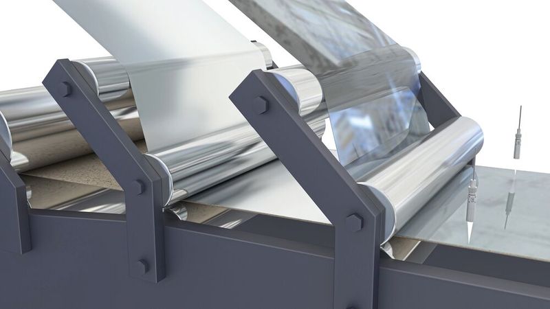 Das IMS5200 findet auch Einsatz in der Verpackungsindustrie. Hier prüft das Weisslichtinterferometer die Beschichtung von Getränkekartons, indem es breitbandiges Licht auf die Oberfläche sendet und die reflektierten Signale der Schichtgrenzen auswertet. (Bild: Micro-Epsilon )