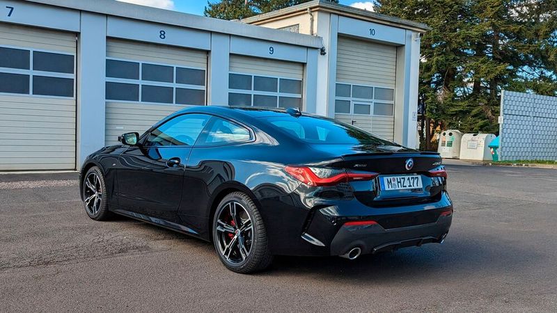 Angesichts der sanft abfallenden Hecklinie könnte man vermuten, dass BMW dem 4er Coupé eine praktische Heckklappe spendiert hätte. (Bild: Rosenow – »kfz-betrieb«)