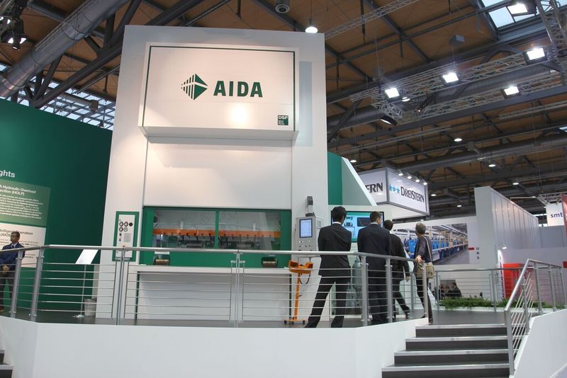 Die 400-t-Servopresse von Aida, die auf der Euroblech gezeigt wird, hat eine Aufspannfläche von 2500 mm × 1500 mm. (Bild: Königsreuther)