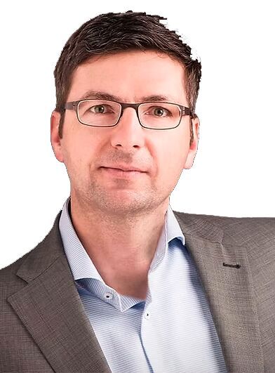 Stefan Frenzel hat in den vergangenen 20 Jahren für verschiedene IT-Unternehmen gearbeitet, mit besonderem Fokus auf Unternehmen aus der Datacenter-Industrie in der DACH Region (Deutschland, Österreich & Schweiz). Zudem ist er für die Repräsentanz der Open Compute Project Foundation (OCP) in diesen Ländern bekannt. Diese wurde 2011 ins Leben gerufen und ist eine  Gemeinschaft, die sich auf die Neugestaltung von Datacenter-(Hardware-)Technologien konzentriert, um die wachsenden Anforderungen an die Compute-Infrastruktur effizient zu unterstützen. Darüber hinaus ist er auch Teil des Advisory Board der Sustainable Digital Infrastructure Alliance (SDIA).(Bild:  DME)