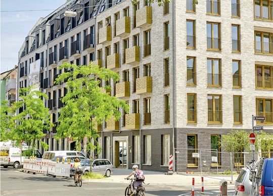 (Mit seiner Kombinationsfassade aus Putz und Riemchen sticht das Wohn- und Geschäftshaus B-UP! in Frankfurt architektonisch heraus. Bild: Ingo Jensen/akurit)