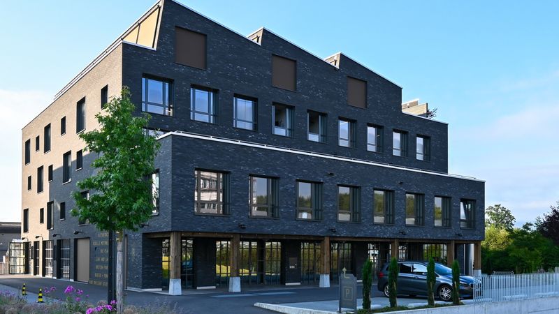 Industrielles Flair mit britischer Note: Mehr als 1.000 Glaselemente mit schlanken Stahlprofilen von  Forster unterstreichen den offenen Charakter des Luzerner Business Hubs „Im Dock“.   (Bild:  Huber Kontech AG)