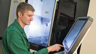 Das neue Messverfahren konnte an einem Prüfstand validiert werden. Dabei zeigt sich, dass bis zu 95 % der Verformungen des Maschinenständers korrigiert werden können. (Bild: Fraunhofer-IPT)