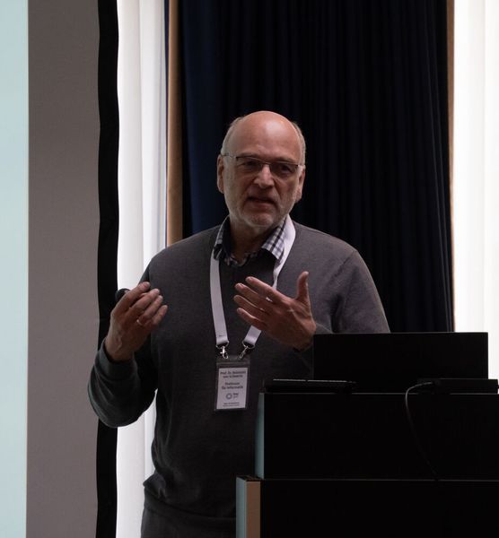 Prof. Dr. Reinhold von Schwerin, Vorstand der DASU, bei seiner Keynote: Die KI-Revolution ist da. Was bleibt? Was kommt? Was zählt? (Bild: Bytec)