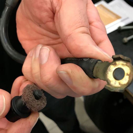 Das Reinigungsflies erreicht die Kontaktfläche trotz der Verdrehsicherungsnasen des Kabelschuhs.(Bild:  Holz / »kfz-betrieb«)