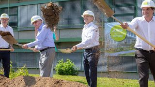 Anlässlich der offiziellen Baufreigabe lud das Unternehmen Belegschaft und Nachbarn zu einem Festakt. Begleitet von regem Applaus führten Firmengründer Erich Becker, Martin Becker, CEO der KNF Gruppe, und Günter Emig, CEO von KNF Neuberger Freiburg, sowie Marc Prettner, Gesellschafter des ausführenden Architekturbüros mbpk aus Freiburg, den Spatenstich für das Millionen-Projekt aus (v.l.n.r.). (KNF )