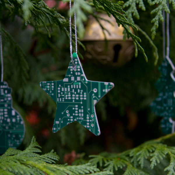 Für weihnachtlichen Schmuck, der dennoch nerdig ist, sorgen die Sterne aus echten ausgestanzten Leiterplatten. Den Baumschmuck  gibt’s für 4,95 Euro.

 (getDigital.de)