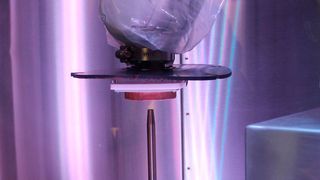 Das australische Unternehmen Spee-3D hat einen Roboterarm in seinen 3D-Drucker gebaut. Beim SP3D-Verfahren wird mit Überschallgeschwindigkeit ein Metallbauteil additiv gefertigt. (Simone Käfer, MM)