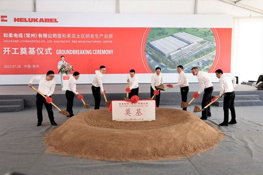 Spatenstich für das zweite Produktionswerk nebst Logistikzentrum von Helukabel in China. Die Fertigungsstätte entsteht in Changzhou, rund 200 Kilometer westlich von Shanghai. Helukabel wächst, deswegen die Kapazitäsvergrößerung. Produktionsstart ist für 2024 geplant.(Bild:  Helukabel)