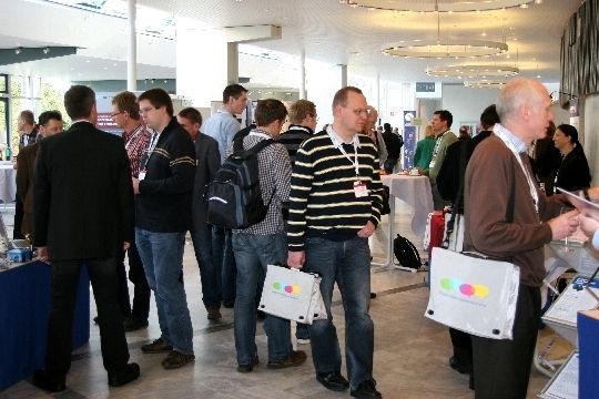 Kongressteilnehmer besuchen in der Kaffeepause die Ausstellung (Archiv: Vogel Business Media)