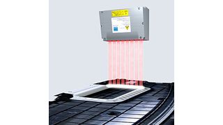 Das frei programmierbare Laserdurchstrahlschweißen kann beispielsweise zur Herstellung von Schusskanälen auf Instrumententafeln verwendet werden. Hier beim Schweißen mit schaltbarer Diodenlaserlinie (Bild: Jenoptik)