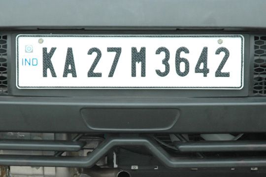 Ungewohnter Anblick: Die Heckpartie des Test-Nano ziert ein indisches Nummernschild. (Archiv: Vogel Business Media)