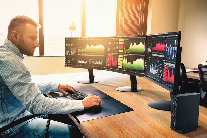 Intel Prozessoren der 7. Generation, eine Nvidia-Quadro-Grafikkarte und bis zu 2 TB PCIe-Speicher sowie 32 GB Arbeitsspeicher – in einem Gehäuse, das ein Volumen von ca. 1 Liter hat. Dabei unterstützt die Workstation bis zu sechs Monitore.  (Lenovo)