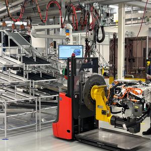 Noch gut: Die „Workflow-Liner“ aus der Ende 2025 nach Hams Hall verlagerten V8-Montage werden als Transporter für die Wasserstoff-Brennstoffzellenantriebe umgerüstet.  (Bild: BMW)