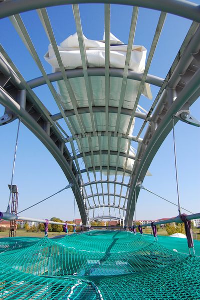 In der Bauphase war das Stahlgerüst zum Tagen des Membrandachs deutlich zu sehen. (Bild: ZAE)