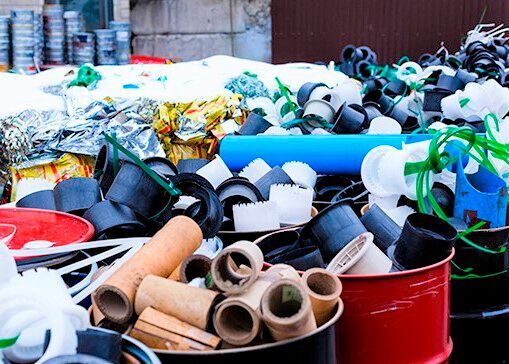 Das VDI Zentrum Ressourceneffizienz bietet jetzt eine kostenfreie Materialdatenbank zu Nebenprodukten und Sekundärrohstoffen, welche die Kreislaufwirtschaft unterstützen soll. So kann aus „Abfall“ wieder Rohstoff werden, wie etwa aus solchen ausgedienten Kunststoffteilen.