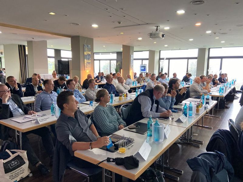 Aufmerksame Zuhörerinnen und Zuhörer (Bild: R. Stahl)