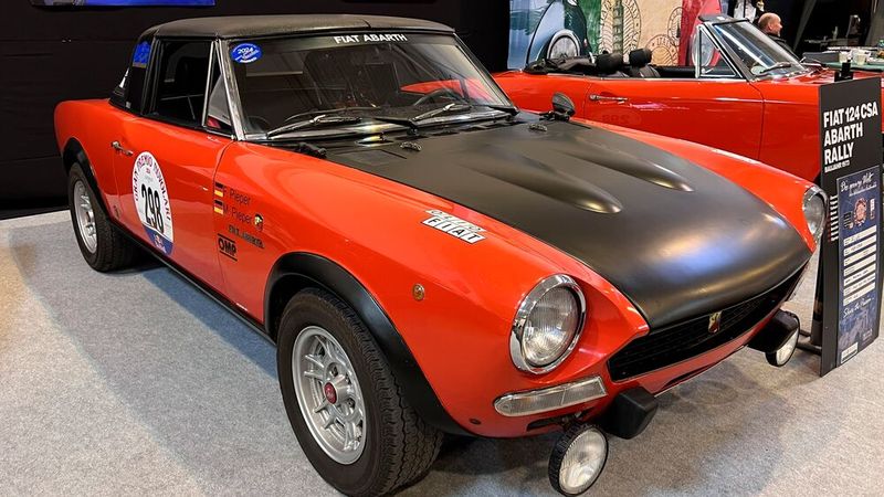Vom Skorpion gestochen: Den Fiat 124 Spider gab es ab 1972 als scharfes Homologationsmodell Abarth Rally für den Rallyesport. Der auf 1800 ccm getrimmte Motor erreichte 128 PS, die sich mit der Ausarbeitung zur Gruppe 4. sogar auf stolze 170 PS steigerten. Die Radaufhängungen veränderten sich und auch das Aussehen glich mehr und mehr einem echten „Rennwagen“ mit Kotflügeln aus Kunststoff. Aus Sicherheits- und Zulassungsgründen hatte man das Dach aus Tuchstoff bereits durch ein leichtes steifes Dach ersetzt. (Bild: autodrom)