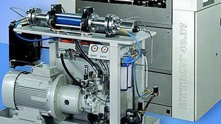 Typische Hochdruckpumpe mit einem Betriebsdruck von 4000 bar, einer Fördermenge von 3,8 l/min und einer Leistung von 37 kW in offener Ausführung und mit Schallschutzgehäuse.  Bild: BHDT (Archiv: Vogel Business Media)