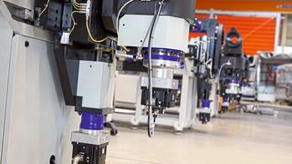 Um mit höchster Genauigkeit umformen zu können, werden bei diesen Freiform-Biegemaschinen besonders spielarme, verdrehsteife und zugleich drehmomentdichte Getriebe verwendet.  (Wittenstein)