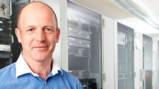 Peter Hartl im neuen Rechenzentrum (Hartl Group)