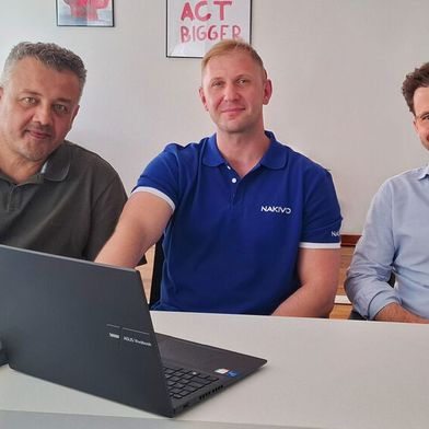 (V. l.) Miro Milos (SOS Software Service), Sam Sakhno (Nakivo) und Philipp Niemann (SOS Software Service) (Bild: SOS Software Service)