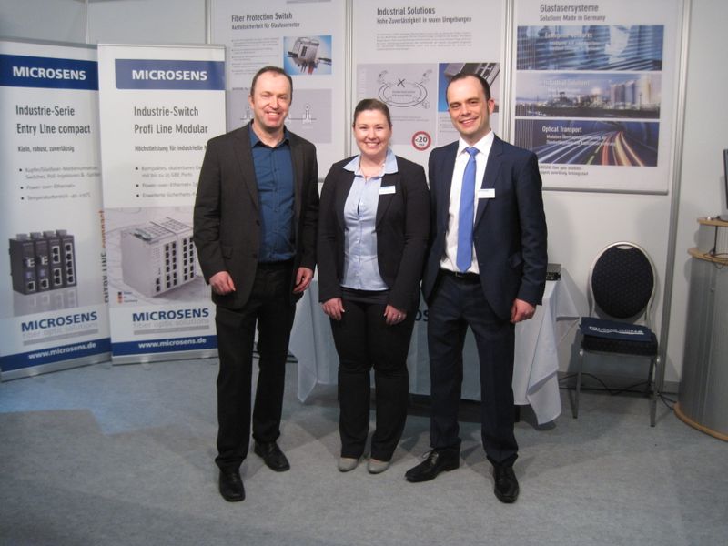 Michael Hase (IT-BUSINESS, l.) mit Jessica Theyssen und Patrick Kokott (beide MICROSENS) (Bild: IT-BUSINESS)