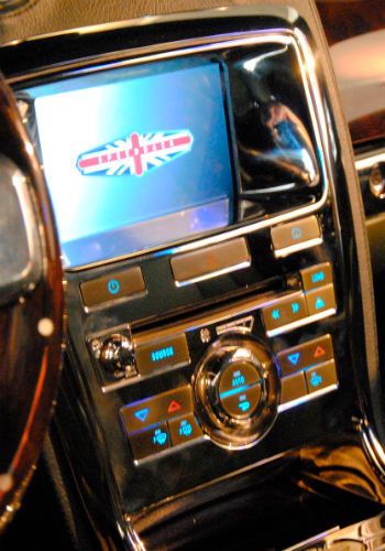 Mittelkonsole: Sechzigerjahre mit Bildschirm. (Bild: Baeuchle)