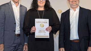 Club de l’Élite 2017: Vorstandsvorsitzende Uwe Hochgeschurtz (li.) und Vertriebsvorstand Christophe Mittelberger (beide Renault Deutschland) gratulieren Anja Zwissler, Geschäftsführerin Renault Mucz. (Renault)