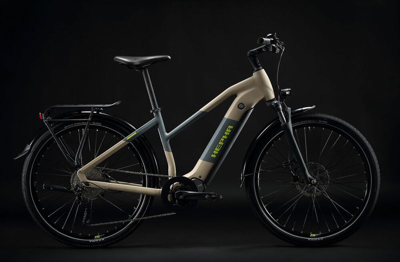 Auf den ersten Blick ein schickes Touring-E-Bike, in Wahrheit eine Revolution, heißt es: Das Hepha Trekking 7 setzt Qualität, Design, digitales Erlebnis und Preis in ein völlig neues Verhältnis. Der E-Antrieb für das Hepha Trekking 7 ist eine Eigenentwicklung der Hepha GmbH, was die Herstellungskosten reduziert und das E-Bike für viele deutlich erschwinglicher macht. Das ermöglicht eine Qualität und digitale Features, die andere eBikes entweder gar nicht oder nur zu deutlich höheren Kosten bieten können.  (Bild: German Design Award/Hepha GmbH)