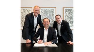 Digitales Leitbild für Evonik unterzeichnet: Martin Albers (Vorsitzender des Gesamtbetriebsrats von Evonik, links im Bild), Thomas Wessel (Personalvorstand und Arbeitsdirektor von Evonik, Mitte) und Francesco Grioli (Mitglied des geschäftsführenden Hauptvorstandes der IG BCE) bei der Vertragsunterzeichnung.  (Frank Preuss/Evonik )