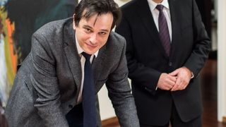 Raphael Tardy (l.) von E-b-trans und Thomas Wolf, Leiter internationales Flottengeschäft EMEA bei Continental, bei der Vertragsunterzeichnung in Brüssel. (Bild: Continental)