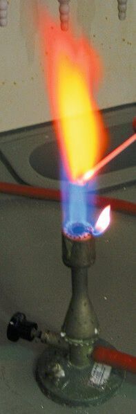 Strontiumsalz färbt die Bunsenbrennerflamme rot. (Wikipedia/Herge (public domain))
